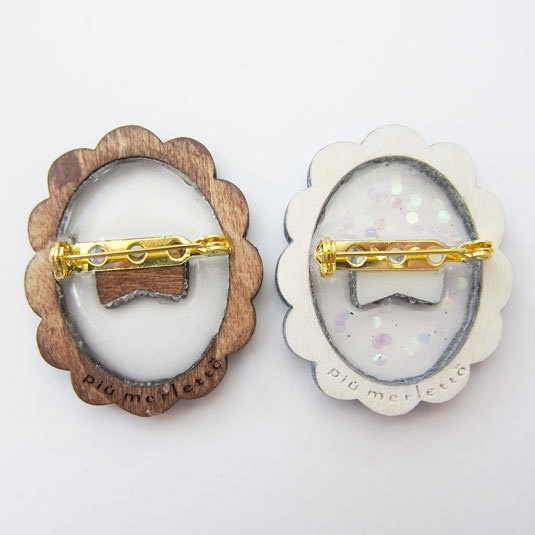 木枠のレジンブローチ