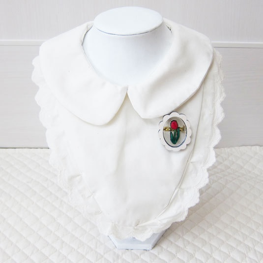 木枠のレジンブローチ