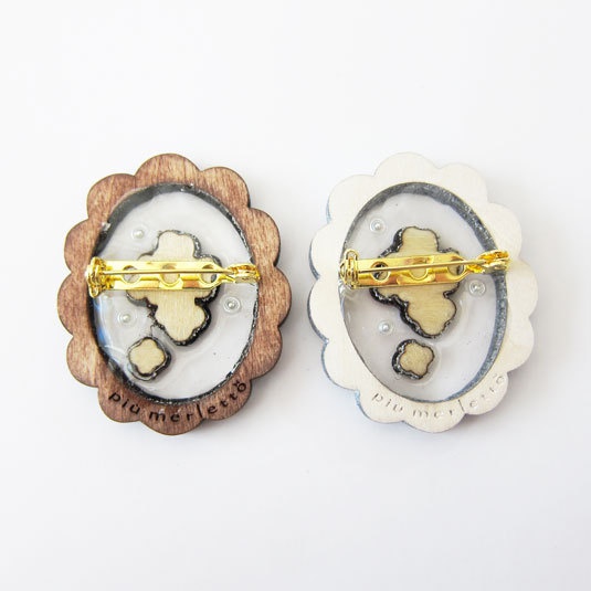 木枠のレジンブローチ