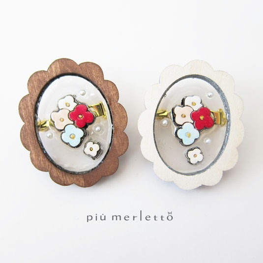 木枠のレジンブローチ