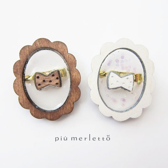 木枠のレジンブローチ