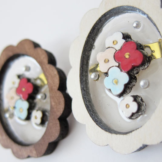 木枠のレジンブローチ