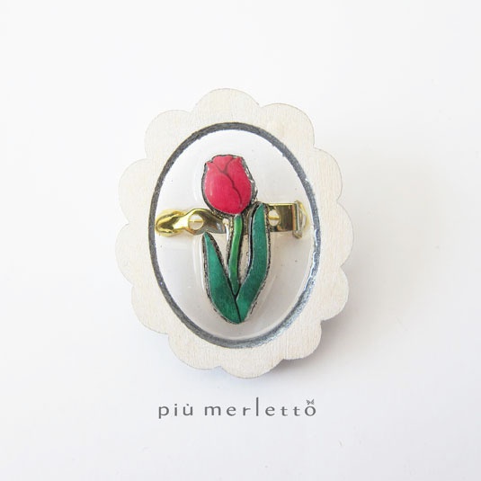 木枠のレジンブローチ