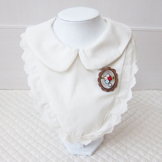 木枠のレジンブローチ