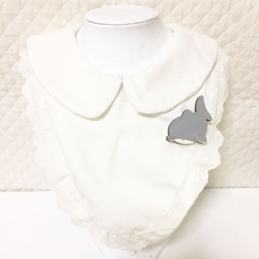 こわがりサメ*木のブローチ