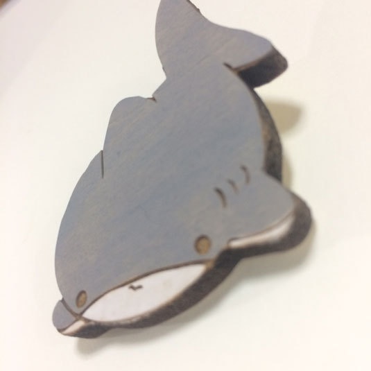 こわがりサメ*木のブローチ