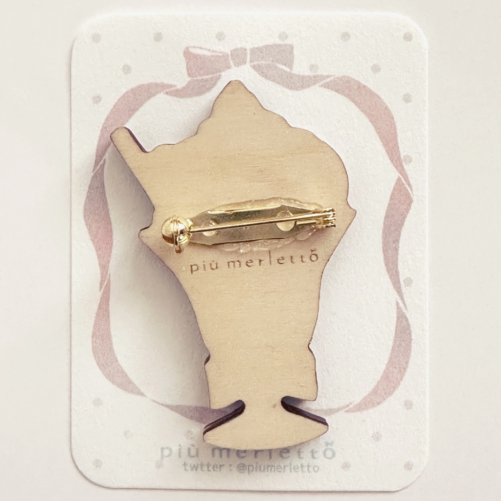 しろくまいちごパフェ*木のブローチ