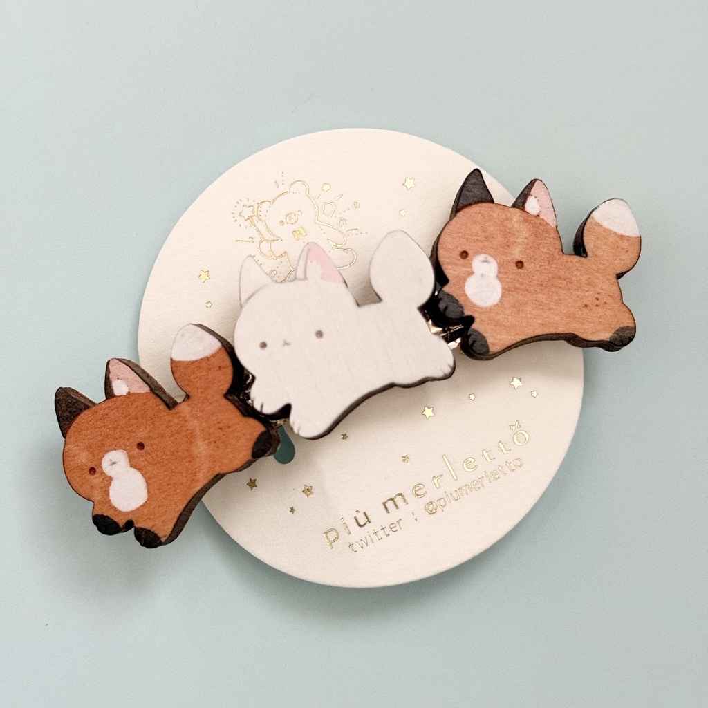 ぴょんぴょんアカギツネ×ホッキョクギツネ*木のバレッタ
