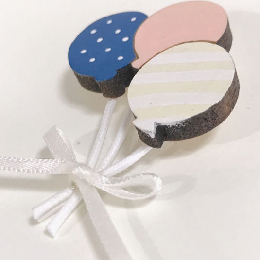 ふわふわ風船*木のブローチ