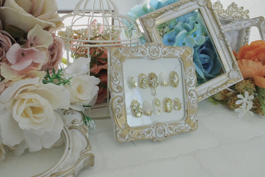 ビジューネイル＊ホワイト×ゴールド