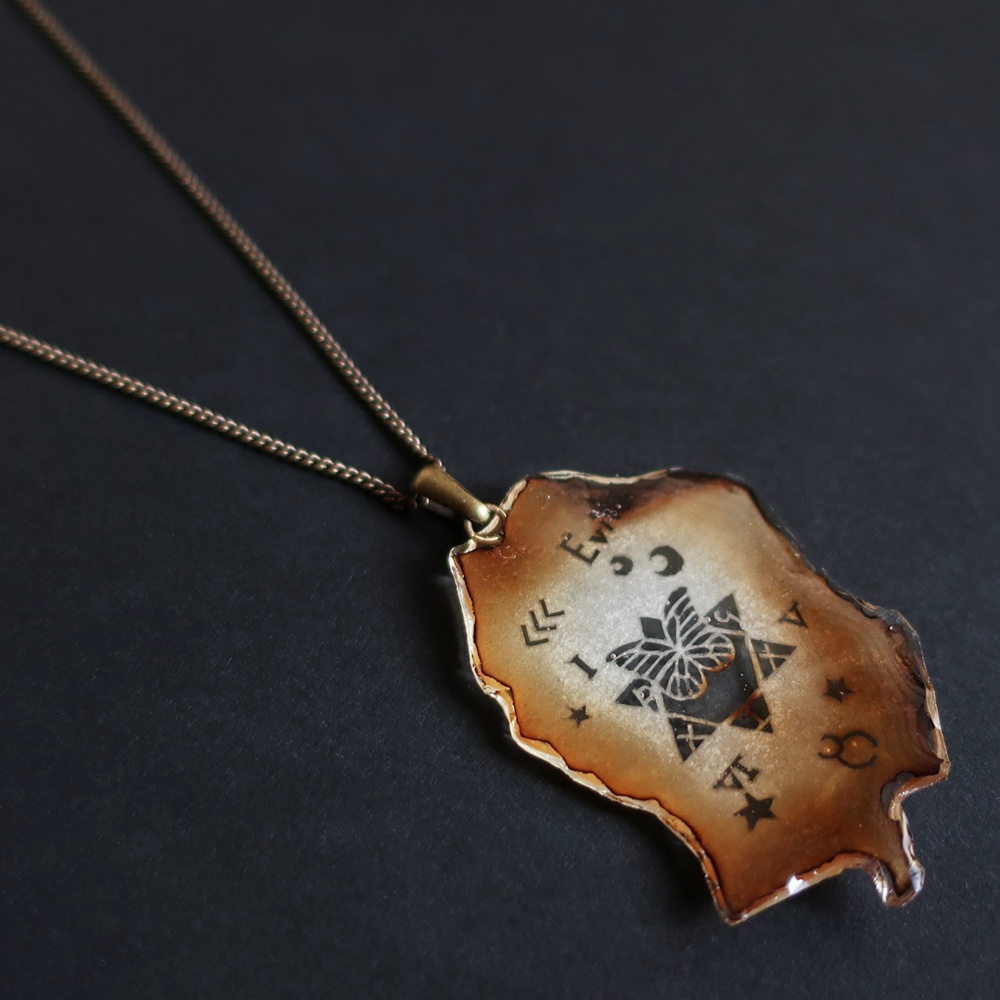 燃えた洋書ネックレス F