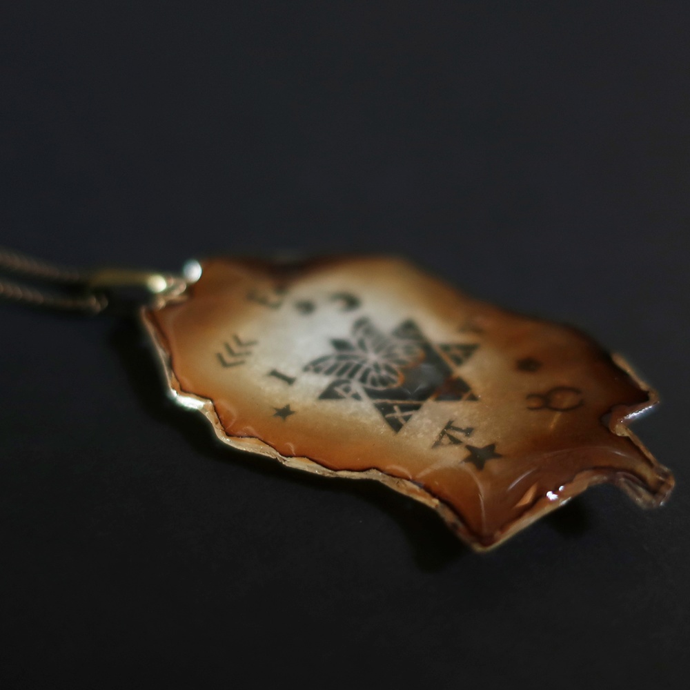 燃えた洋書ネックレス F