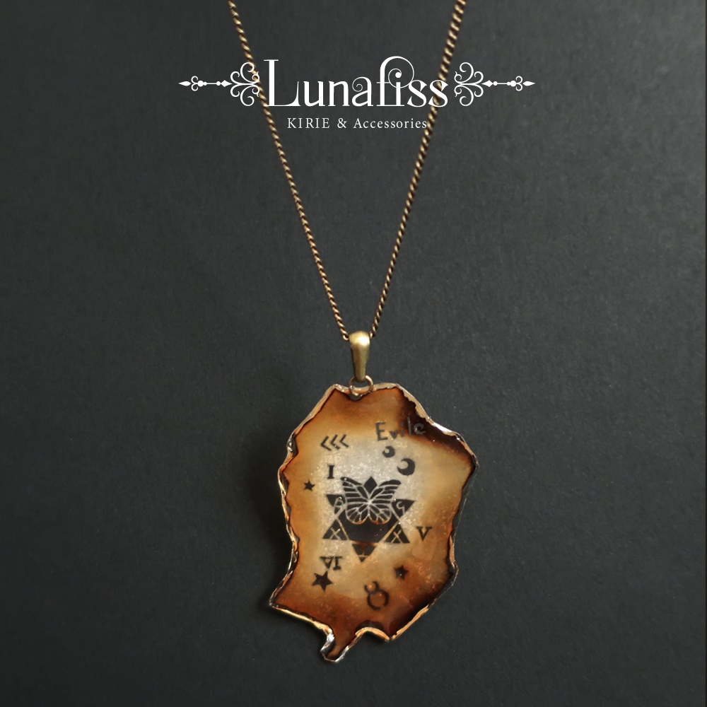 燃えた洋書ネックレス F