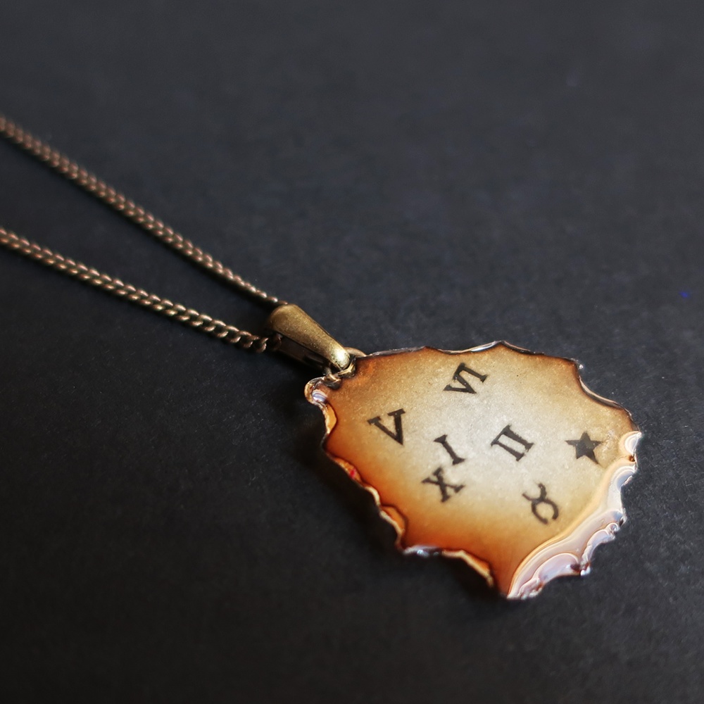 燃えた洋書ネックレス B