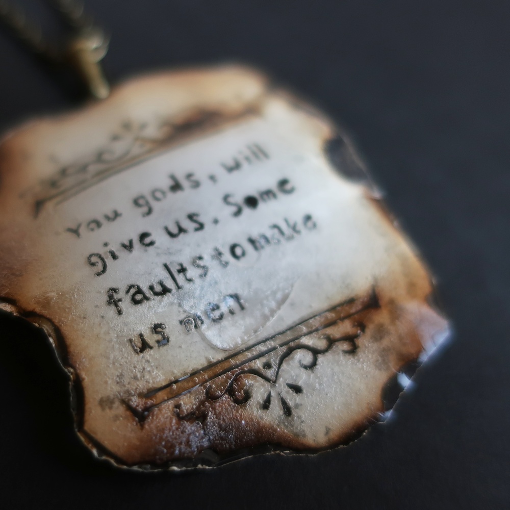 燃えた洋書ネックレス A