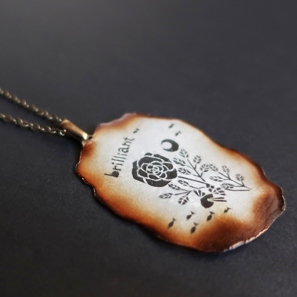 燃えた洋書ネックレス E