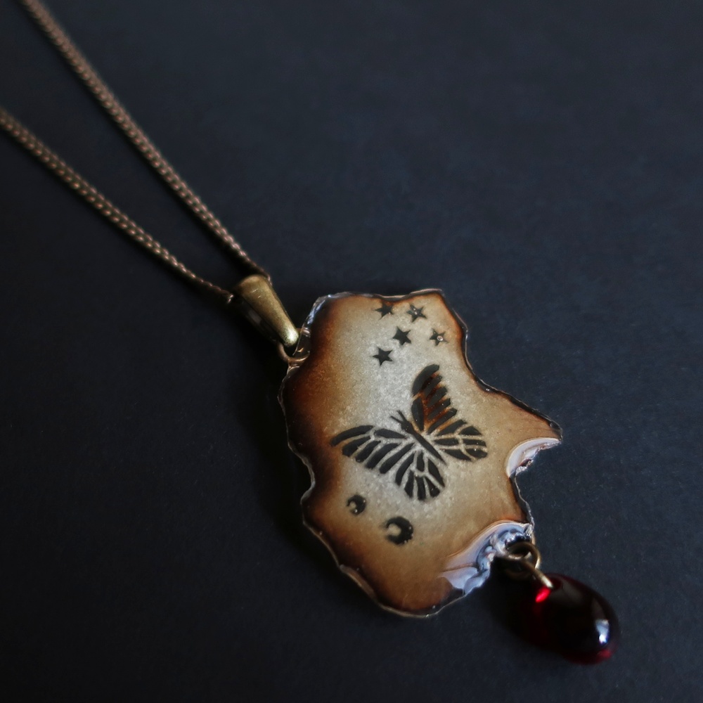 燃えた洋書ネックレス C