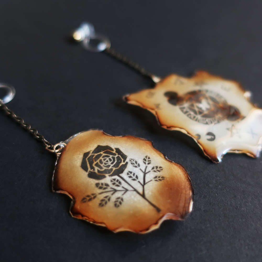 燃えた洋書イヤリング A