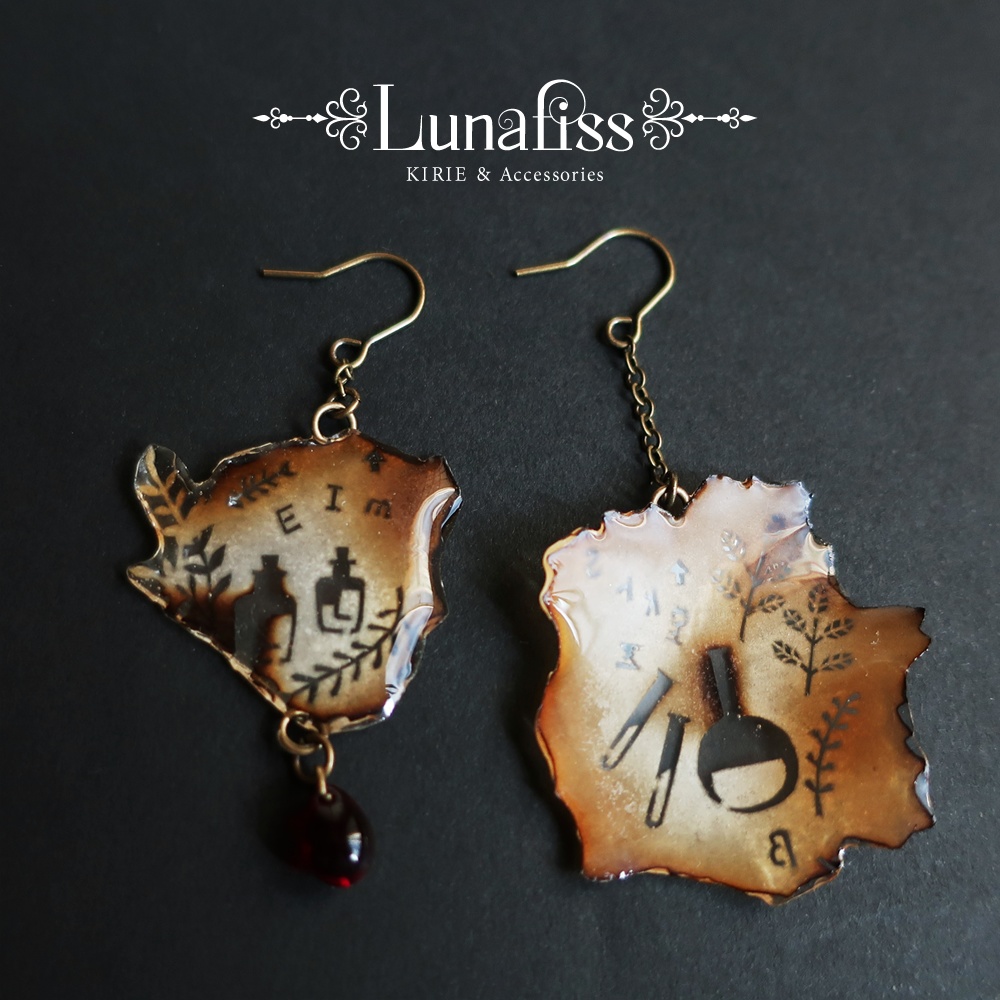 燃えた洋書ピアス A