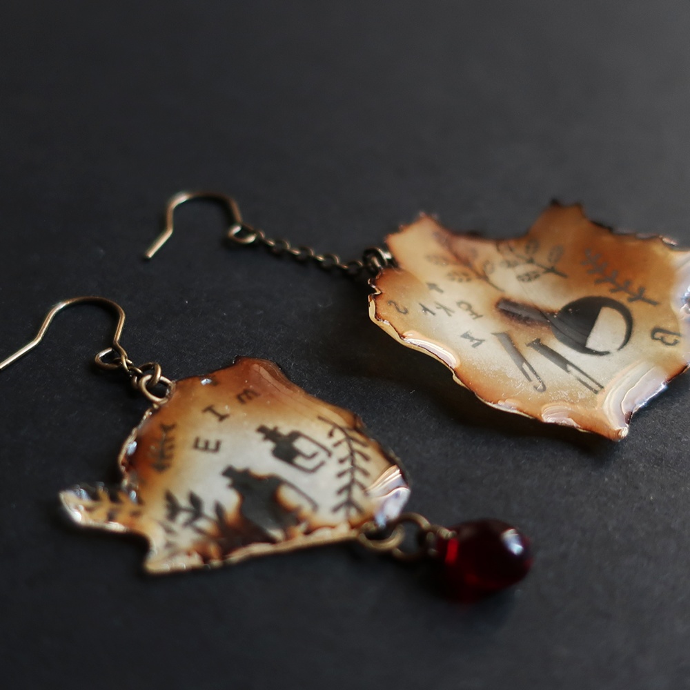 燃えた洋書ピアス A