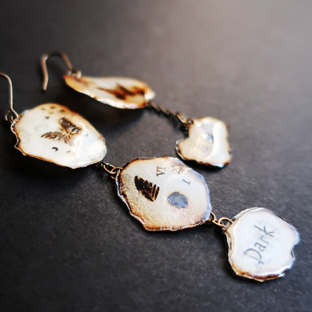 燃えた洋書ピアス B