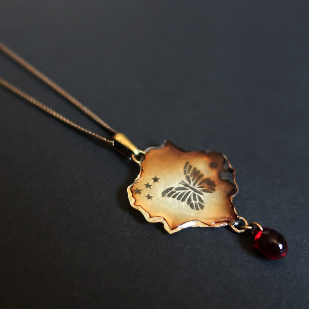 燃えた洋書ネックレス D