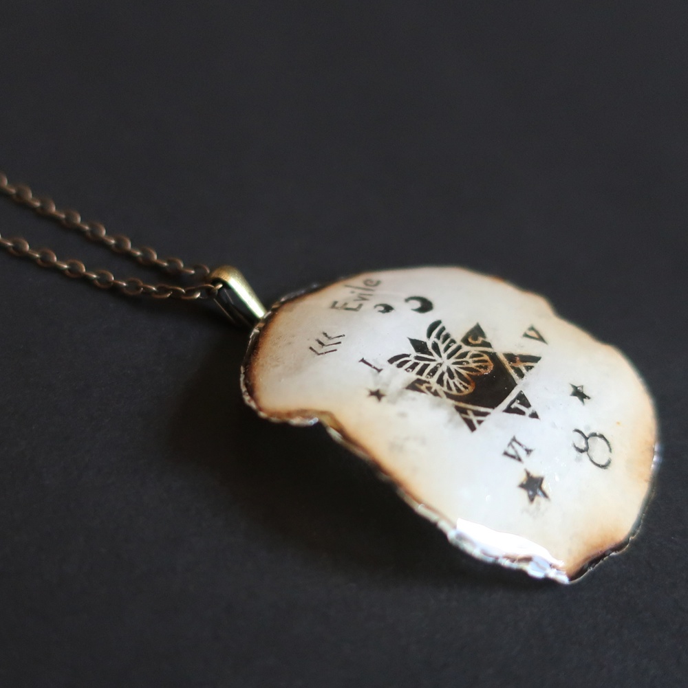 燃えた洋書ネックレス G