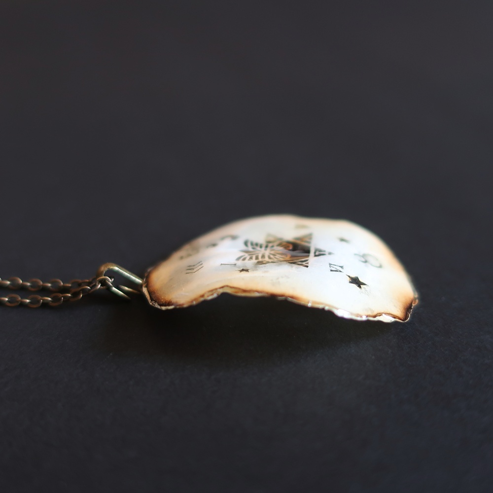 燃えた洋書ネックレス G