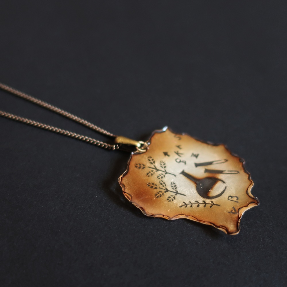 燃えた洋書ネックレス H