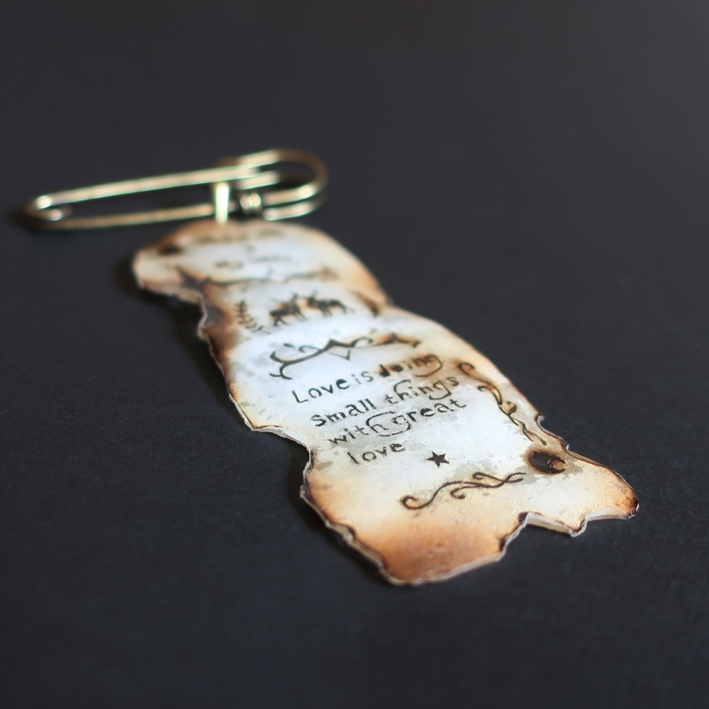 燃えた洋書ピン B