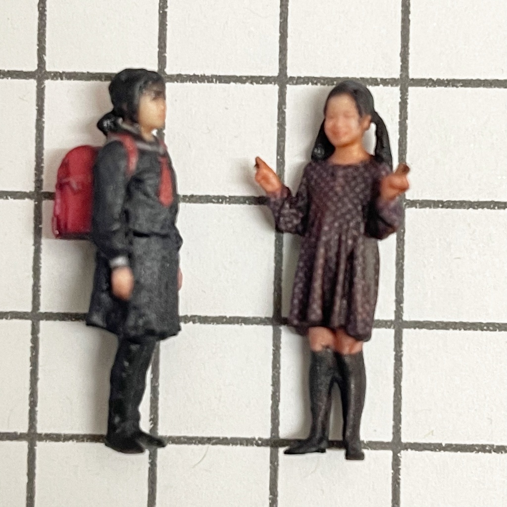 1/43 小学生 フィギュア2体 リアルフィギュア 完成品 塗装済完成品 ミニチュアイメージ フルカラー3Dプリンター ミニカーに ジオラマに 3D人物 人物3D ミニチュア