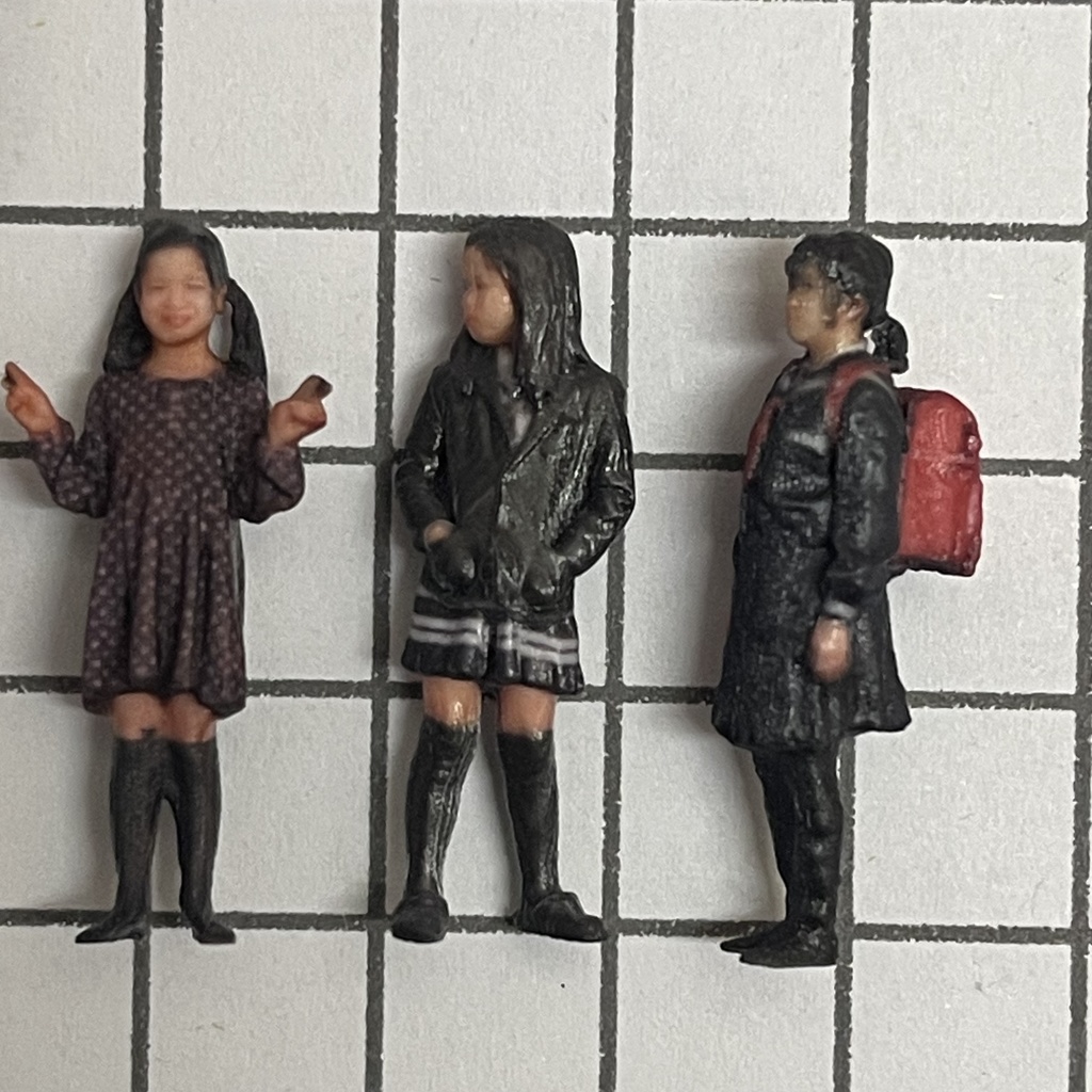 1/43 小学生 フィギュア3体 リアルフィギュア 完成品 塗装済完成品 ミニチュアイメージ ミニチュア ミニカーに ジオラマに フルカラー3Dプリンター 3Dフィギュア