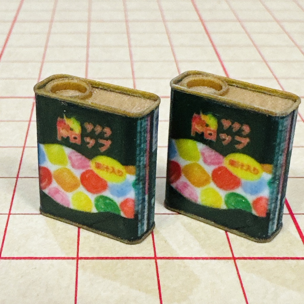 完成品 ミニチュア ドロップ缶2個 ドールハウスに ミニチュアフード シルバニアに リーメントに フィギュアに 駄菓子屋 昭和レトロ フルカラー3Dプリンター ミニチュアイメージ