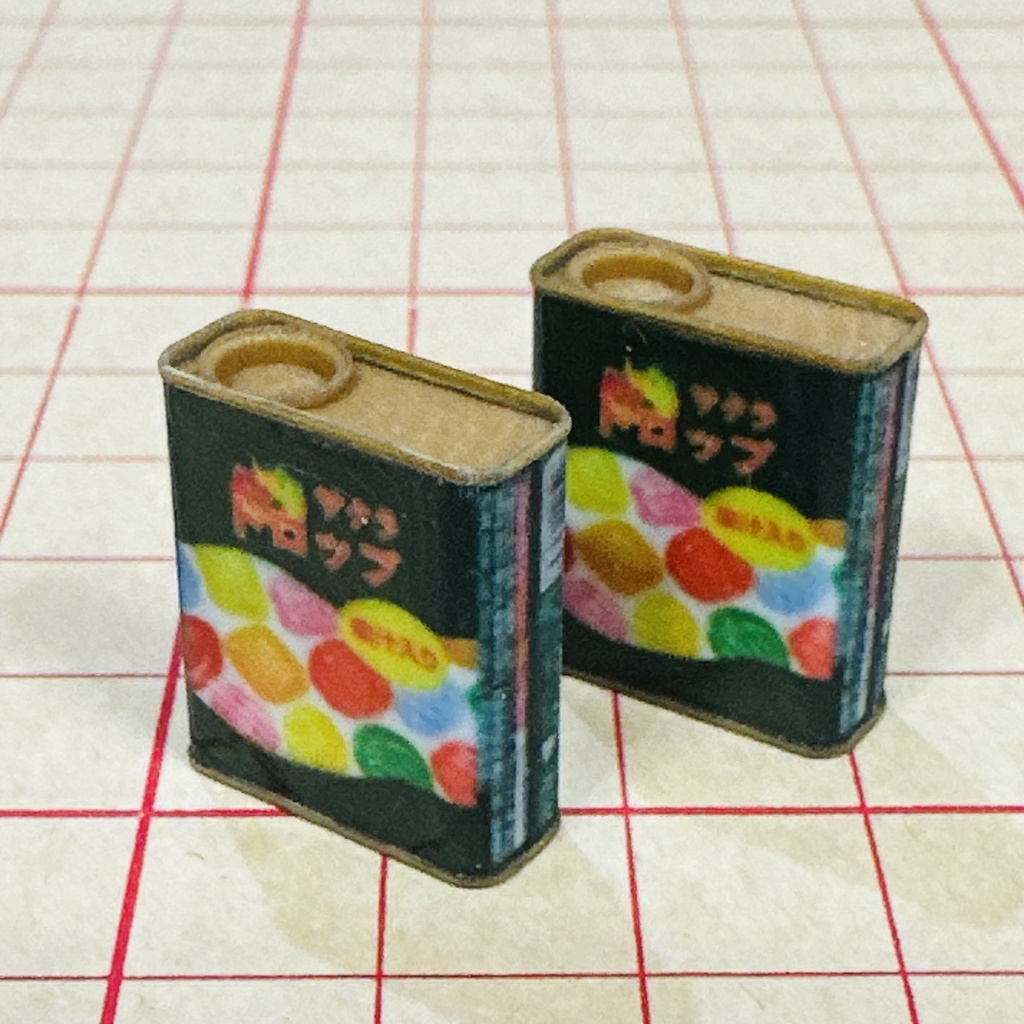 完成品 ミニチュア ドロップ缶2個 ドールハウスに ミニチュアフード シルバニアに リーメントに フィギュアに 駄菓子屋 昭和レトロ フルカラー3Dプリンター ミニチュアイメージ