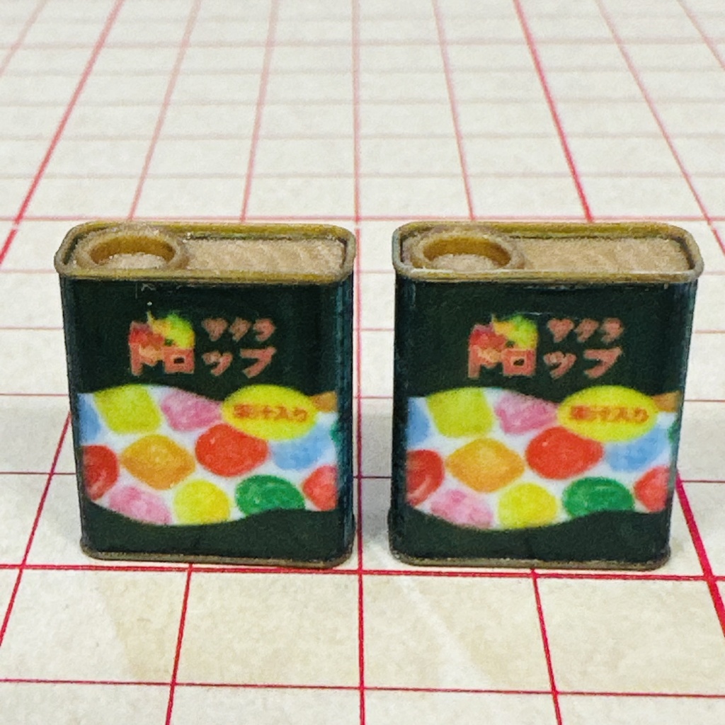 完成品 ミニチュア ドロップ缶2個 ドールハウスに ミニチュアフード シルバニアに リーメントに フィギュアに 駄菓子屋 昭和レトロ フルカラー3Dプリンター ミニチュアイメージ