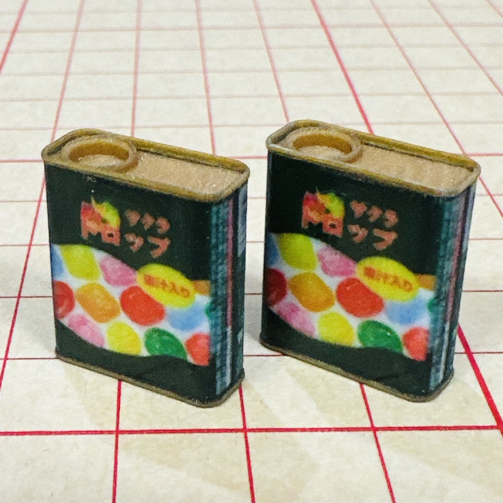 完成品 ミニチュア ドロップ缶2個 ドールハウスに ミニチュアフード シルバニアに リーメントに フィギュアに 駄菓子屋 昭和レトロ フルカラー3Dプリンター ミニチュアイメージ