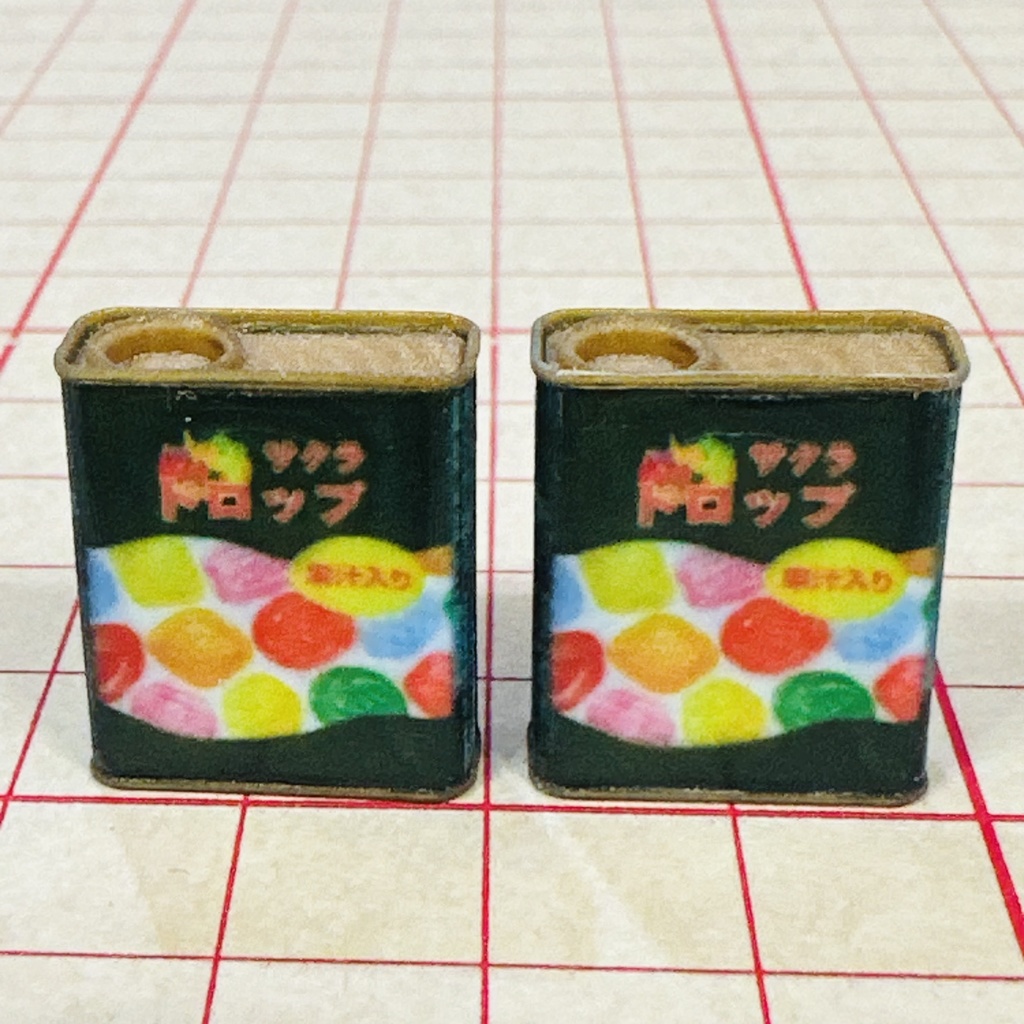 完成品 ミニチュア ドロップ缶2個 ドールハウスに ミニチュアフード シルバニアに リーメントに フィギュアに 駄菓子屋 昭和レトロ フルカラー3Dプリンター ミニチュアイメージ