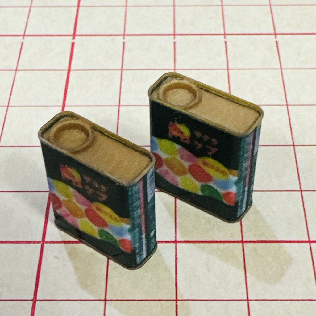 完成品 ミニチュア ドロップ缶2個 ドールハウスに ミニチュアフード シルバニアに リーメントに フィギュアに 駄菓子屋 昭和レトロ フルカラー3Dプリンター ミニチュアイメージ