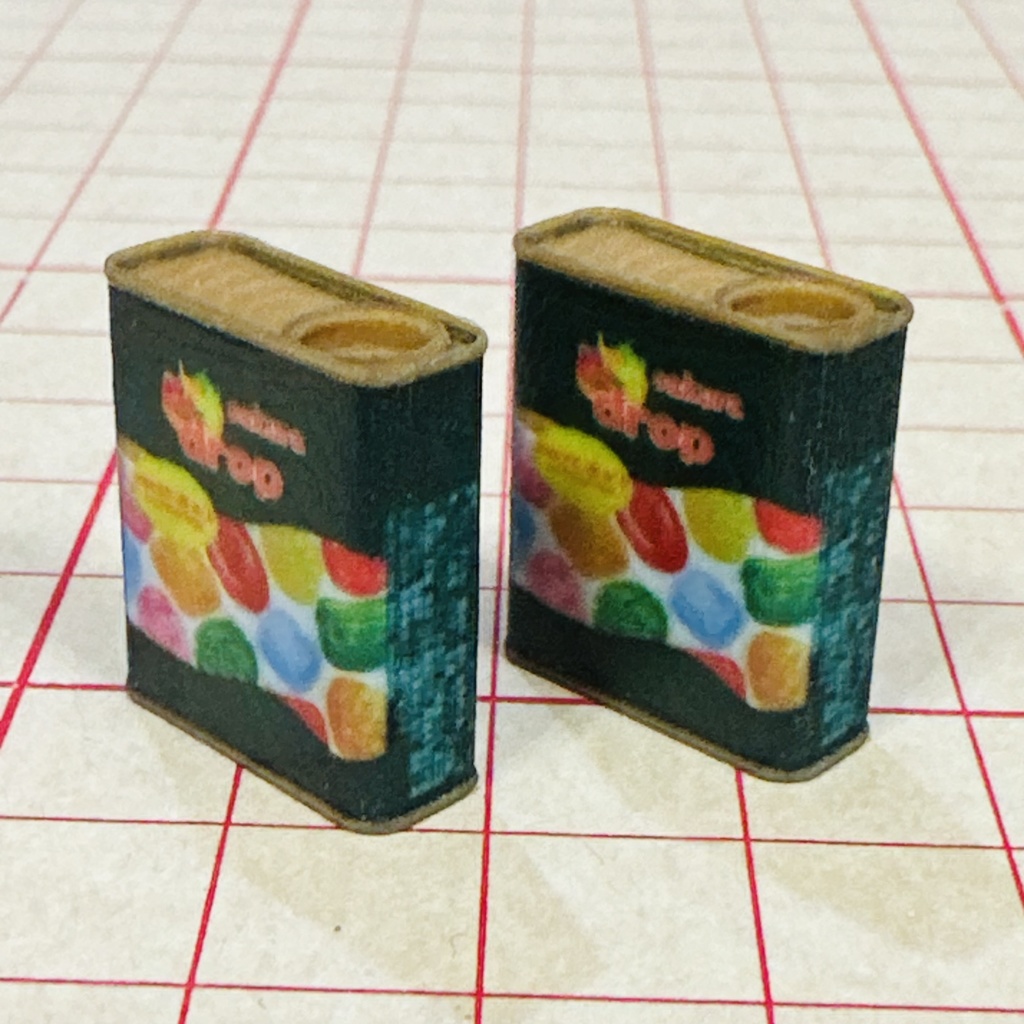 完成品 ミニチュア ドロップ缶2個 ドールハウスに ミニチュアフード シルバニアに リーメントに フィギュアに 駄菓子屋 昭和レトロ フルカラー3Dプリンター ミニチュアイメージ