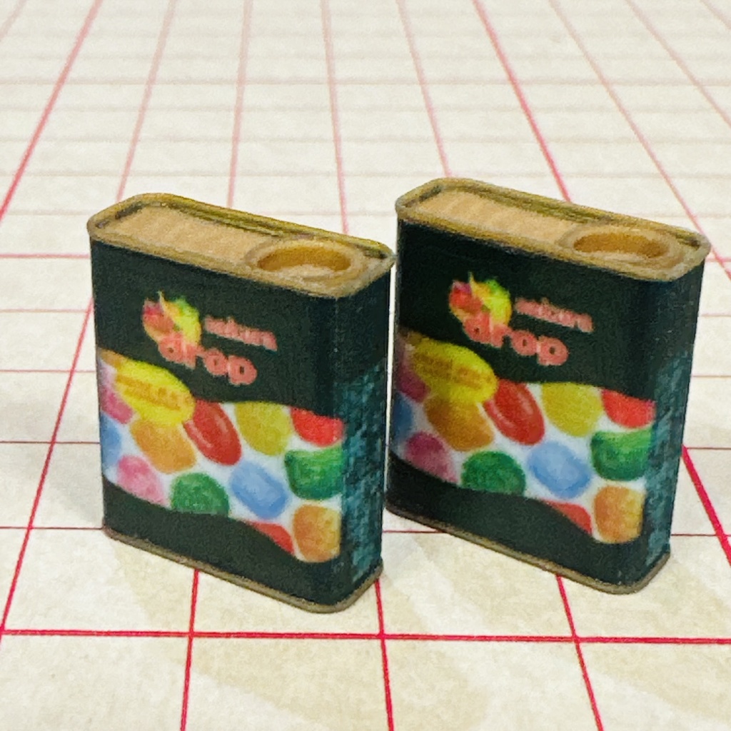 完成品 ミニチュア ドロップ缶2個 ドールハウスに ミニチュアフード シルバニアに リーメントに フィギュアに 駄菓子屋 昭和レトロ フルカラー3Dプリンター ミニチュアイメージ