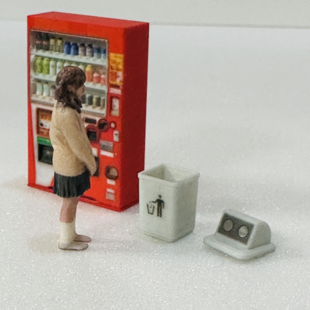 1/43 飲物立体タイプ自販機+空き缶入れ リアルフィギュア ミニチュア フィギュアに 自販機 空き缶入れ ミニチュアイメージ ミニカーに ジオラマに フルカラー3Dプリンター