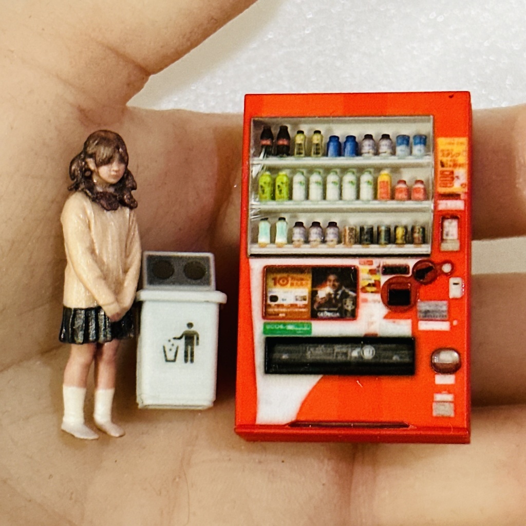 1/43 飲物立体タイプ自販機+空き缶入れ リアルフィギュア ミニチュア フィギュアに 自販機 空き缶入れ ミニチュアイメージ ミニカーに ジオラマに フルカラー3Dプリンター