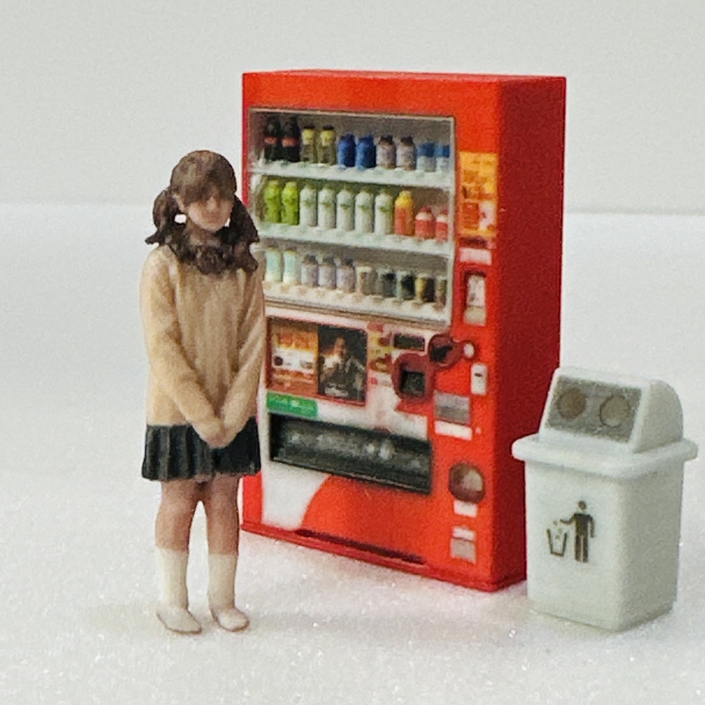 1/43 飲物立体タイプ自販機+空き缶入れ リアルフィギュア ミニチュア フィギュアに 自販機 空き缶入れ ミニチュアイメージ ミニカーに ジオラマに フルカラー3Dプリンター