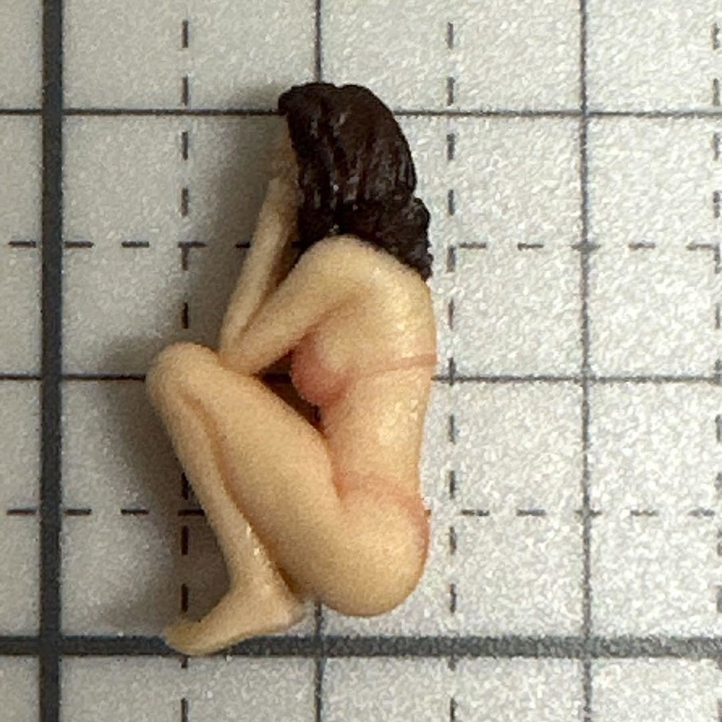 1/43 完成品 しゃがみ フィギュア リアルフィギュア ミニチュアイメージ 3Dフィギュア ミニカーに ジオラマに ミニチュア 3D人物