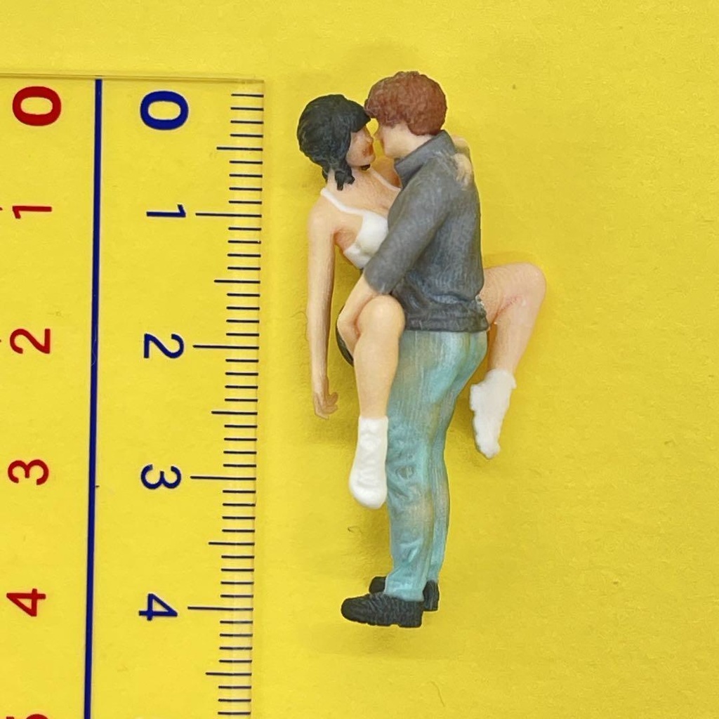1/43 カップル ミニチュア フィギュア リアルフィギュア 完成品 ミニチュアイメージ ミニカーに ジオラマ 住宅模型 建築模型 3D人物 3Dプリンター