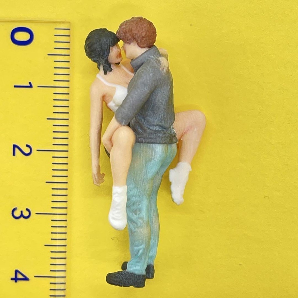 1/43 カップル ミニチュア フィギュア リアルフィギュア 完成品 ミニチュアイメージ ミニカーに ジオラマ 住宅模型 建築模型 3D人物 3Dプリンター