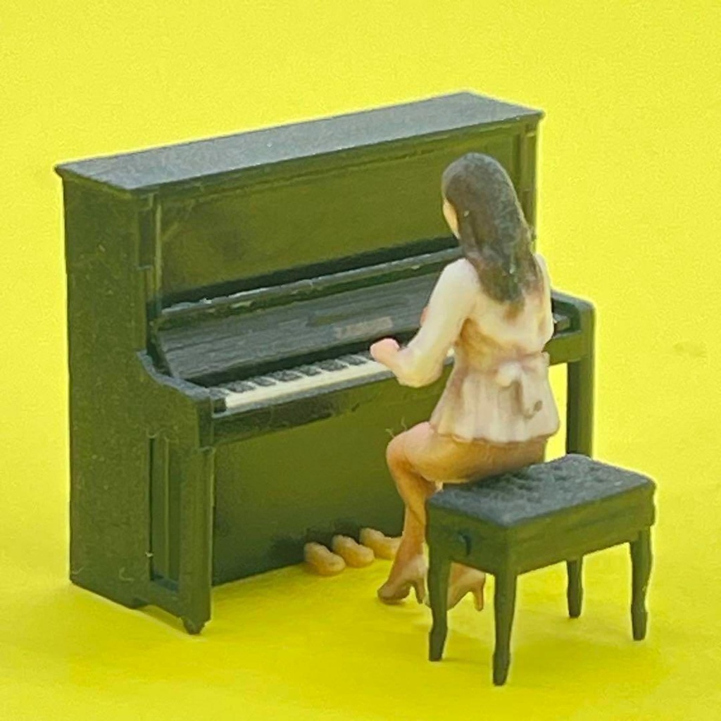 1/64 フィギュア+ピアノ+椅子 ミニチュア ジオラマ 住宅模型に ミニカーに ミニチュアイメージ 3D