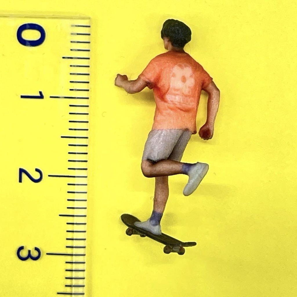 1/64 NU-2311 スケボー男 フィギュア 完成品 ミニカーに 住宅模型に ジオラマに 3D リアルフィギュア