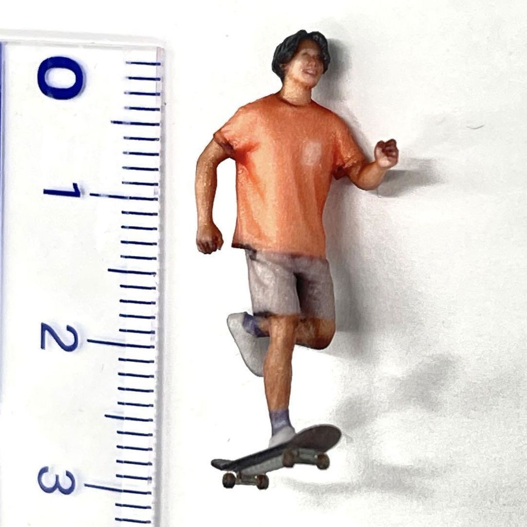 1/64 NU-2311 スケボー男 フィギュア 完成品 ミニカーに 住宅模型に ジオラマに 3D リアルフィギュア