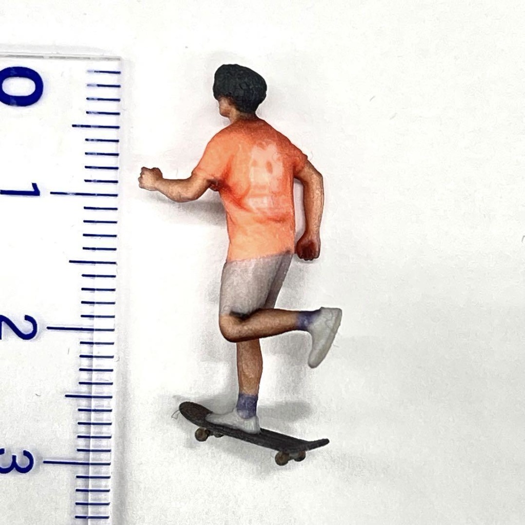 1/64 NU-2311 スケボー男 フィギュア 完成品 ミニカーに 住宅模型に ジオラマに 3D リアルフィギュア